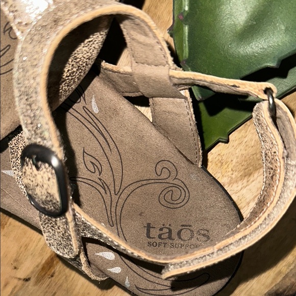 Taos Bea Gold Metallic Sandals with 3 Adjustable Straps•Size 7 - Picture 6 of 14